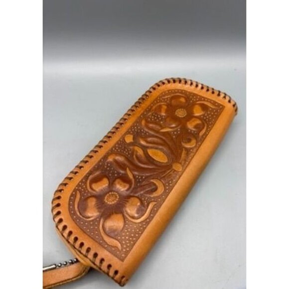 Vtg Handcrafted Tan Tooled Leather Zipper Wallet With Floral Design  Wrist Strap - Picture 3 of 5